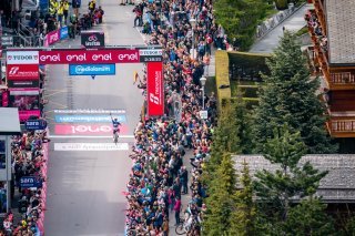 La foule s'était massée à l'arrivée d'étape à Crans-Montana le 19 mai 2023.